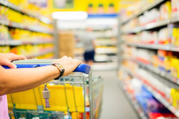 Erwachsene Frau im Supermarkt — Stockfoto