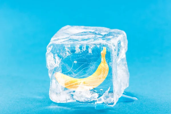 Замороженный банан внутри кубика льда — стоковое фото