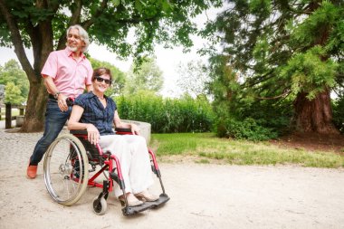 Tekerlekli sandalyedeki yaşlı çift