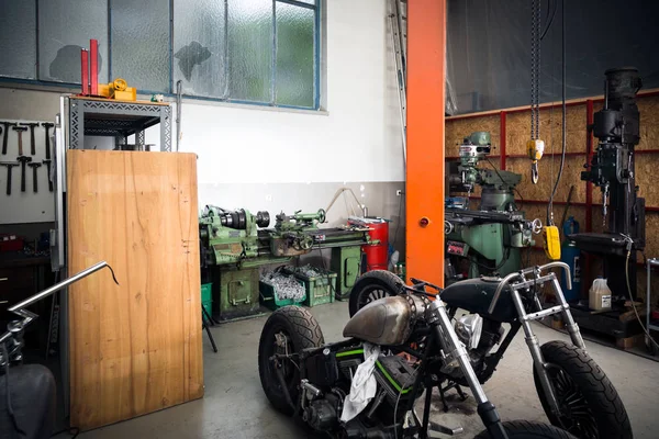 Oficina com motocicletas — Fotografia de Stock