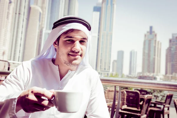 Jovem árabe homem tomando café — Fotografia de Stock