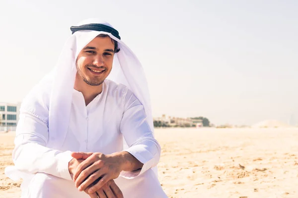 Νεαρός άνδρας Arabian που κάθονται στην παραλία — Φωτογραφία Αρχείου