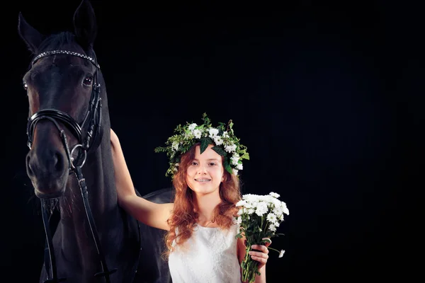 Νεαρό κορίτσι με το άλογό της — Φωτογραφία Αρχείου