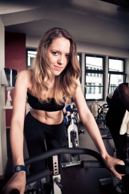 Genç insanlar vasıl jimnastik salonu