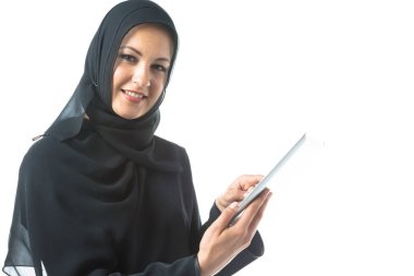 Geleneksel Arap Kıyafeti Giyen Genç Kadın