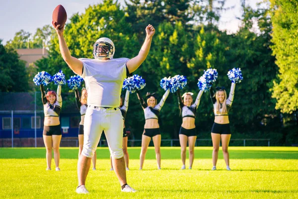 Footballeur américain avec pom-pom girls — Photo