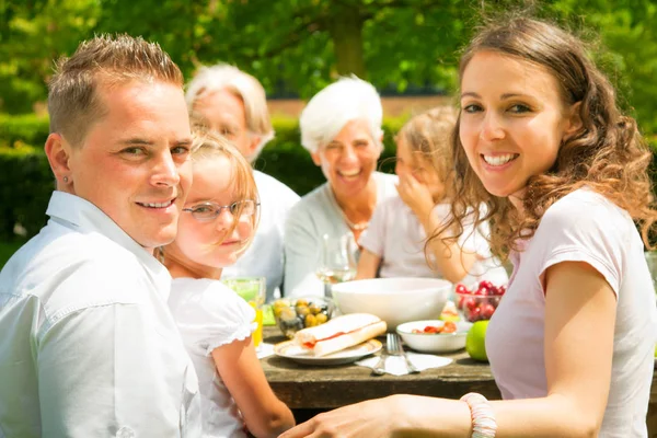 Grande famiglia having un picnic in il giardino — Foto Stock