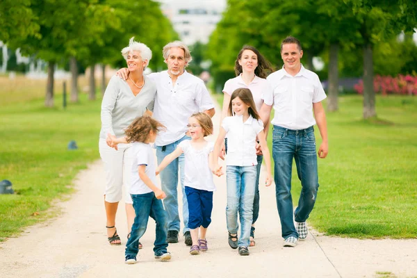 Grande família caminhando pelo parque — Fotografia de Stock