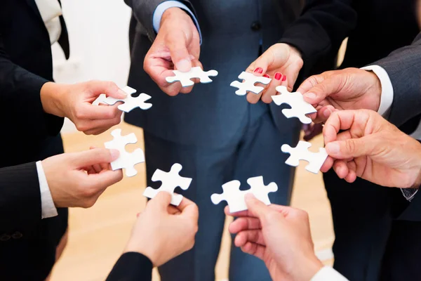 Equipe de negócios com quebra-cabeça — Fotografia de Stock