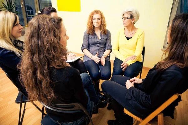 Grup A daire içinde oturan kadını tartışıyor — Stok fotoğraf