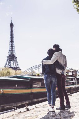 Çok etnik gruptan oluşan çift Paris Eiffel Tower yakınındaki eğleniyor