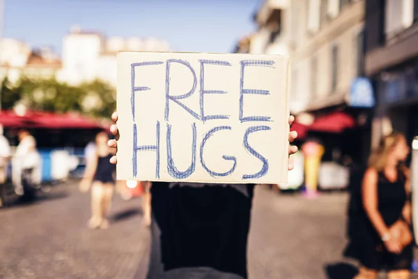 Ücretsiz Hugs işareti Avrupa şehirde tutan adam — Stok fotoğraf