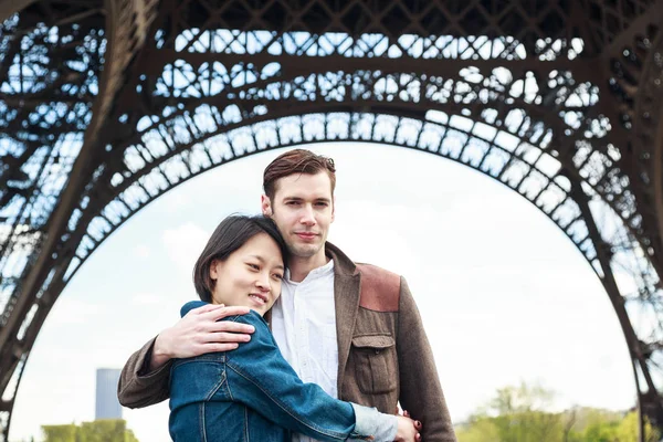 Πολυεθνικό ζευγάρι έχει τη διασκέδαση στο Παρίσι κοντά σε Πύργος του Άιφελ — Φωτογραφία Αρχείου