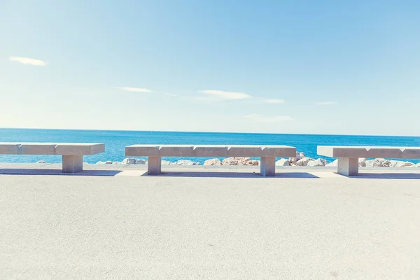 Камінь лавки на пляжі в Sete, у Франції — стокове фото