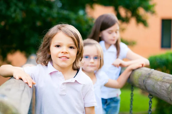 3 人の子供が外で遊ぶ — ストック写真