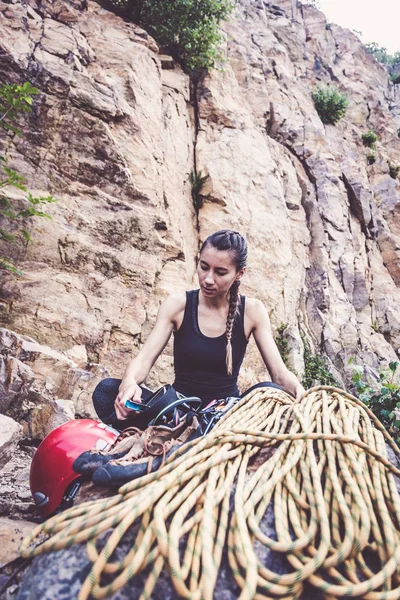 Jovem alpinista se preparando para escalar — Fotografia de Stock