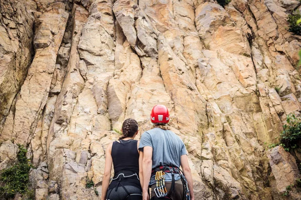 Jóvenes escaladores preparándose para escalar —  Fotos de Stock