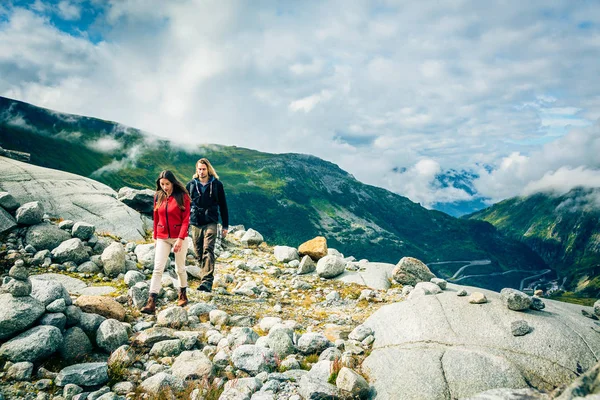 Caminhadas de casais jovens nos Alpes Suíços — Fotografia de Stock