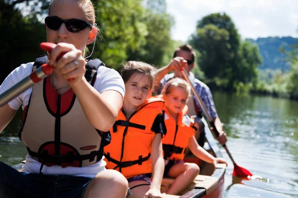 Young Family Canoeing — Stock Photo, Image