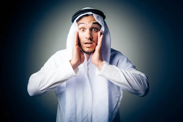 Νέος άνθρωπος φορώντας παραδοσιακή αραβική ενδυμασία — Φωτογραφία Αρχείου