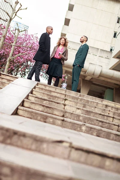 Pessoas de negócios falando em La Defense, Paris, França — Fotografia de Stock