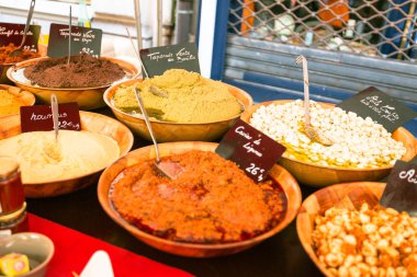 Lezzetli sarımsak ve yayılmasını pazarda, Fransa Southen