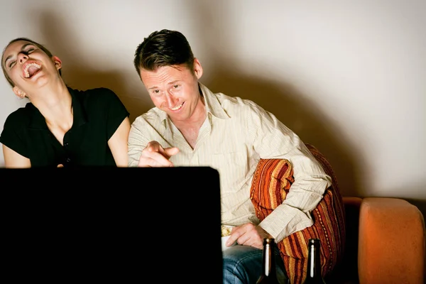 Pareja viendo tv — Foto de Stock