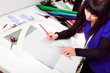 Moda tasarımcısı stüdyosunda.