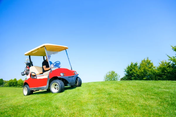 Homem dirigindo um carrinho de golfe — Fotografia de Stock