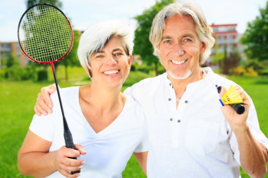 Üst düzey çift badminton oynamaya