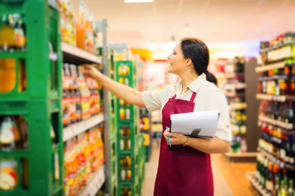 Verkäuferin im Supermarkt — Stockfoto