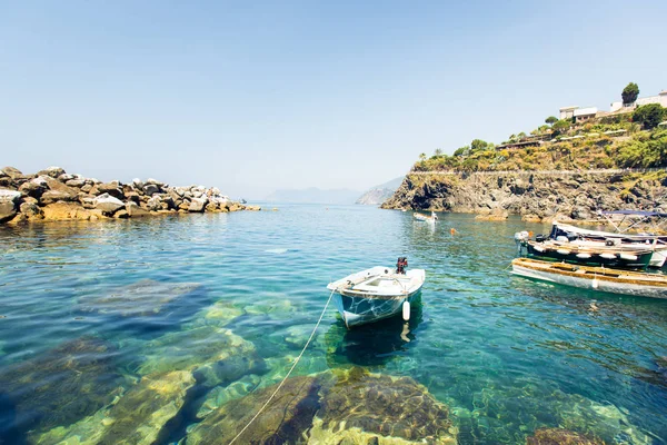 Kleine haven in Vernazza, Cinque Terre, Italië — Stockfoto