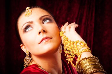 Bollywood tarzı Sari giyen genç kadın