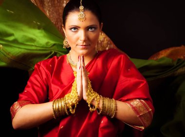 Bollywood tarzı Sari giyen genç kadın