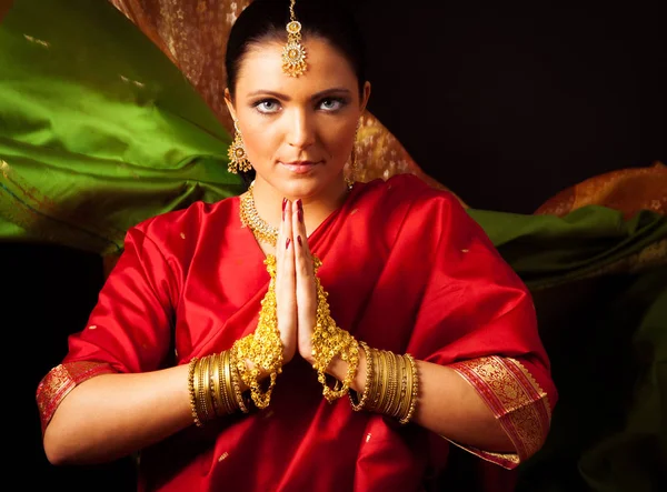 Junge Frau mit Bollywood-Sari — Stockfoto