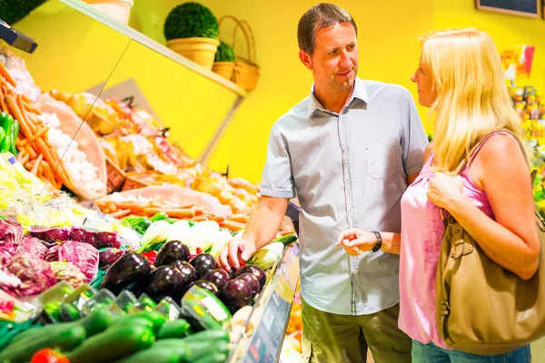 Volwassen paar in de supermarkt — Stockfoto