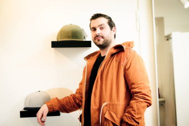 Yetişkin adam bir moda mağazasında poz