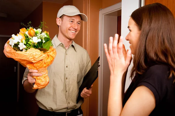 Entrega Boy entrega de flores — Foto de Stock
