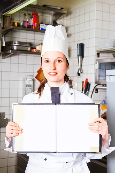 Chef femenino sosteniendo menú en blanco — Foto de Stock