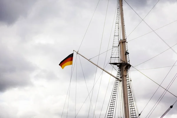 Deutsche Flagge auf einem Segelschiff — Stockfoto