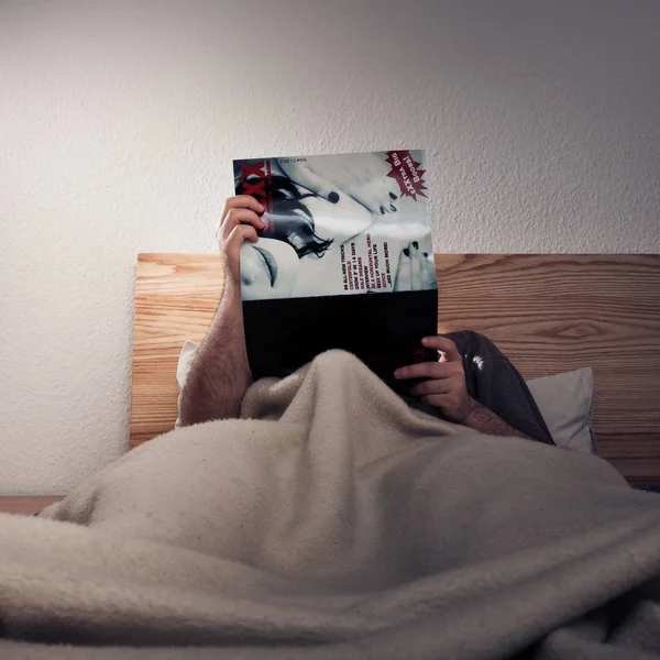 Hombre disfrutando de una revista porno —  Fotos de Stock