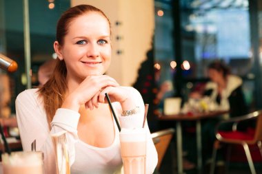 Bir Cafe güzel tek Bayan oturuşta