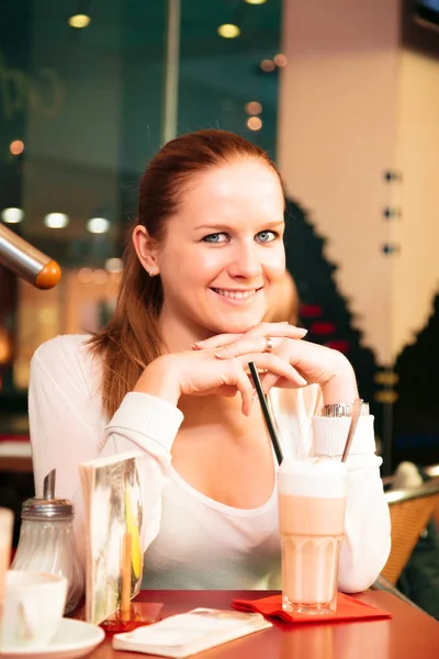 Single Lady siedzący w Cafe — Zdjęcie stockowe