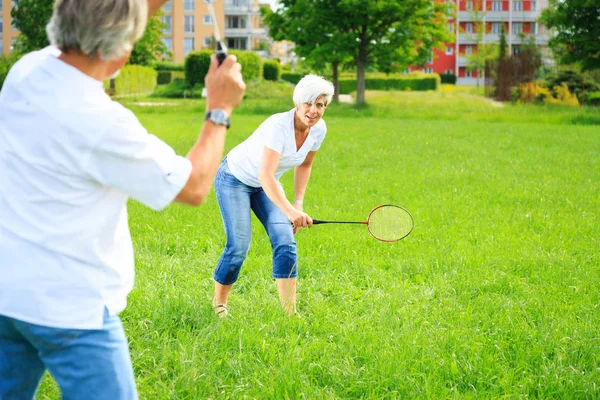Anziani coppia giocare badminton — Foto Stock
