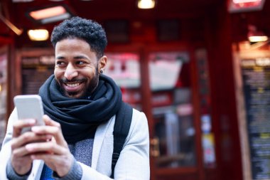 Genç Latin Quarter eğleniyor adam siyah