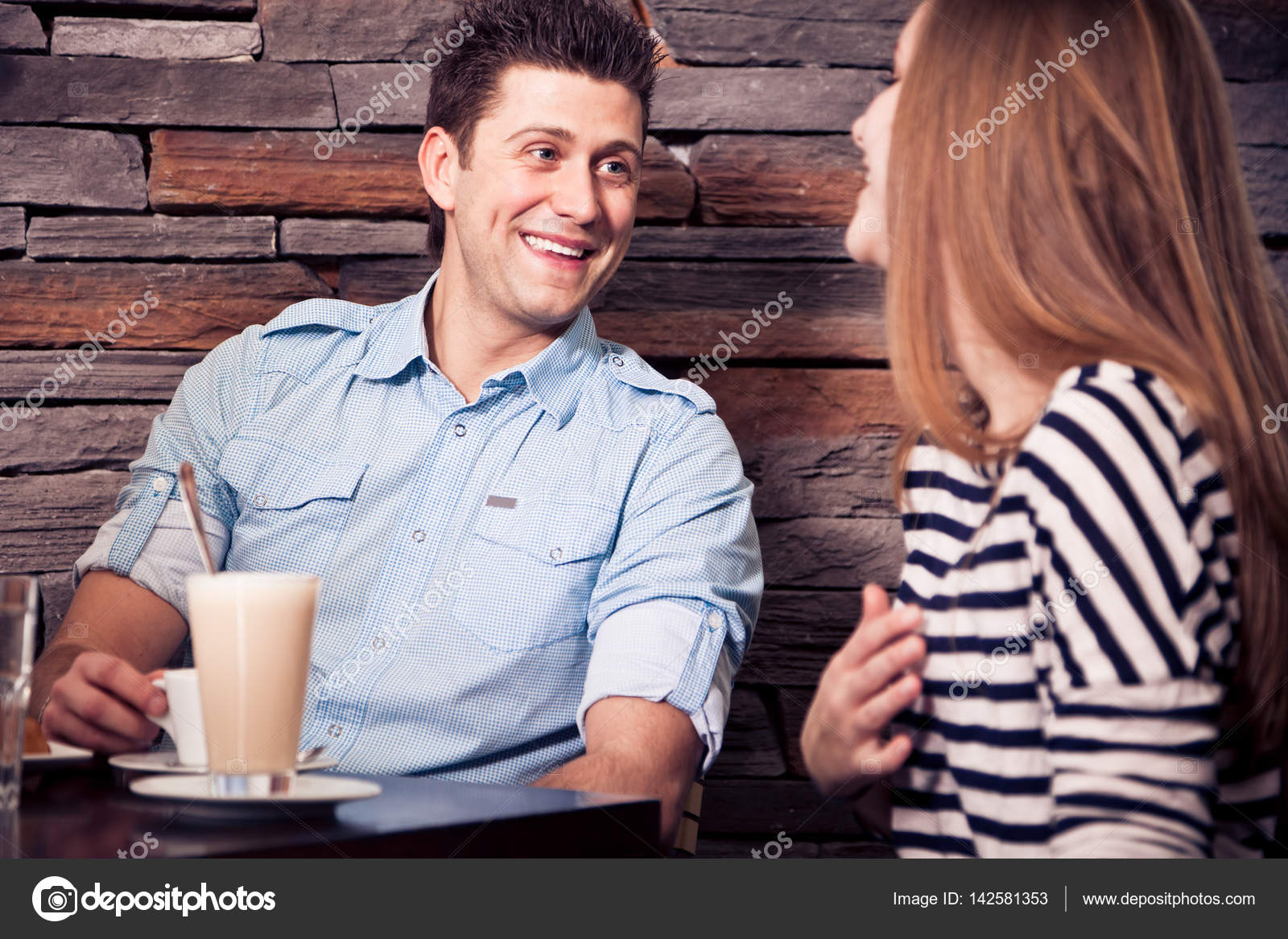 Парень и девушка в кафе. Два человека в кафе. Люди сидят в ресторане. Два человека в кафе. Мужчина и женщина в кофейне.