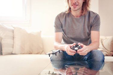 Genç adam bir küçük Quadrocopter Drone ile oynamak