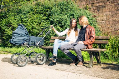 Anne ile bebek arabası park