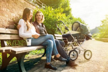 Anne ile bebek arabası park