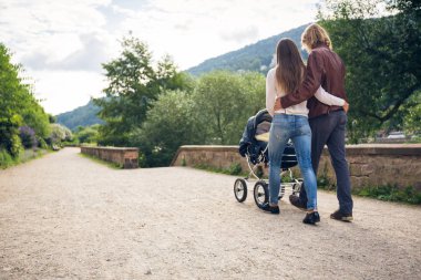 Anne ile bebek arabası park